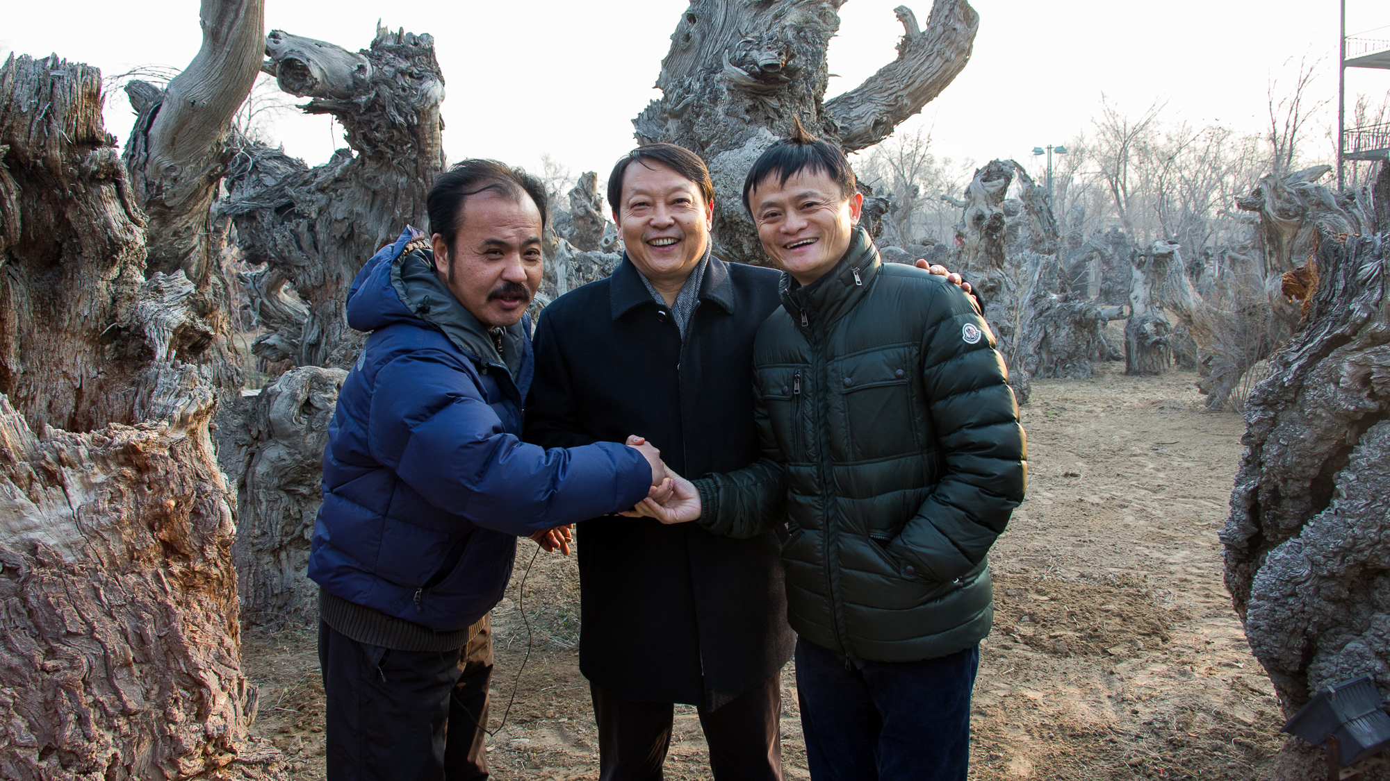 新疆文化产业领军人物——野马集团董事长陈志峰与马云热情拥抱,欢迎
